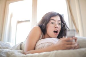 seseorang sedang melakukan doomscrolling di ponsel