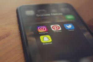 smartphone dengan berbagai aplikasi media sosial